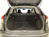 ラゲッジも広く使いやすいトランクは、開口部も広く荷物の積み下ろしもしやすいお車となっております。リアシートの背もたれは6:4の割合で分割して可倒できるので、長いお荷物などを載せることもできます。