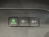 ECON モードをON にするとアクセルペダルの動きに対するエンジンの反応とエアコンの制御を切り換えることで、燃費のいい運転をするドライバーがペダルを踏んだ時と同じようにエンジンを制御します。