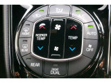 オートエアコンを装備。好きな温度で設定をすれば、自動で車内を快適な温度にできます。