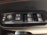 運転席のスイッチで全てのウィンドウの開閉操作を行うことができます。ロックボタンをONにしておくと、運転席以外のウィンドウは作動しないのでお子様を乗せているときなども安心ですね♪