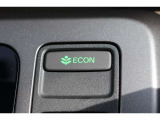エンジンやエアコンといったクルマ全体の動きを燃費優先で自動制御するECONモード。空調など快適性を優先したいときはスイッチを押してOFFにできます。