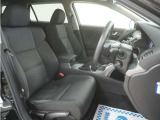 運転席のスペースはゆったりしていて、視界も広く確保されているので普段の運転からロングドライブまで快適です。