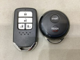 スマートキー付きですからドアロックの開閉およびエンジンスタートが楽々です。電動スライドドアの開け閉めもボタンで操作できます。加えて、純正リモコンエンジンスターター用の操作キーもついています。