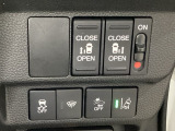 両側電動スライドドアは運転席から操作ができるよう、操作スイッチが付いています。Hondaセンシング用のVSA(ABS+TCS+横滑り抑制)解除と路外逸脱抑制機能のオンオフスイッチなどがあります。