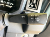 【オートライト】周りの明るさに応じて自動でヘッドライトの点灯・消灯ができる機能です!ライトの付け忘れ・消し忘れなどが無くなり、雨の日や夕方の走行も安心!トンネル通過時も便利ですね♪