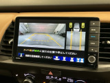 リバースギアに入れるだけで後方の表示へ切り替わります。夜間や雨の日の駐車も楽になりますよ。