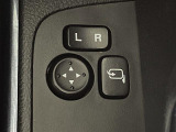 【電動格納ミラー】運転席のスイッチで、ドアミラーの開閉や角度の調整ができます。