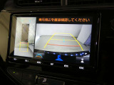 パノラミックビューモニターを装備。クルマを真上から見るように周囲を確認できます。