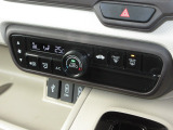 エアコンはオートエアコンでお好みの温度調整が出来、オールシーズン快適にドライブできます!リア席はプライバシーガラスで夏も涼しく過ごせます!