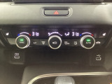オートエアコンがついてます。左右独立で温度設定のできるデュアルオートエアコンです。パネル内のシートヒータースイッチは前席の左右別々に3段階で温度設定ができます。