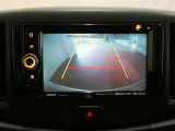 バックカメラが付いているので後方確認が非常にしやすいです。今や運転初心者も熟練者も必須装備!ついていて損はないですね♪