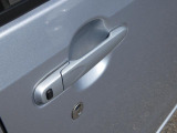 アクセスキーを携帯して運転席か助手席のドアハンドルボタンに触れるだけで解錠、施錠が可能。エンジン始動はプッシュエンジンスイッチから行います。