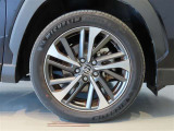 純正のアルミホイール装着車です。タイヤサイズは225/50R18です。