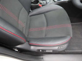 運転席の電動パワーシートとシートメモリーも付いています。