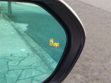 {ブラインドスポットモニター}隣の車線を走る車両をレーダーで検知し、ドアミラーに搭載されたLEDインジケーターが点灯し注意を喚起してくれます。