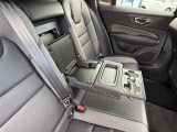ドリンクホルダーとひじ掛けも広々で長時間のドライブも快適です。リアシート中央にはトランクスルーもありますので、スキー板や釣り竿などちょっとした長物も積みやすい設計です。