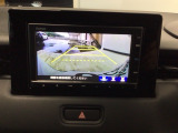 【バックカメラ】運転が苦手な方も車庫入れラクラクです!ギアをリバースに入れれば自動的に切り換わりますので、面倒な操作は不要です♪狭い駐車場もお車を傷つけず安心ですね!