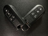 スマートキーを装備しています☆カギをカバンやポケットに入れて頂いた状態でドアロックの開閉やエンジンスタートをして頂けますよ!とても便利な装備です!