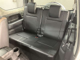 広々とした後部座席です♪気になるキズや汚れなどなく良好な状態です。