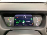 デジタル表示のスピードメーターとタコメーター、燃費やオドメーターなどの表示の他に、ホンダセンシング機能などの表示もできる多機能なマルチインフォメーション・ディスプレイです。