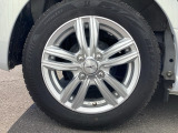 純正アルミホイールです。足元が引き立つので、車全体のイメージがアップしますよ