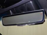 デジタルインナーミラー付き。後方視野角が広く、後席に同乗者がいても後方を確認しやすく安心です。