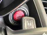【Hondaスマートキー】カバンやポケットに入れたままでもドアの施錠・解錠が可能なスマートキーを装備。エンジンのオン・オフ時もカギを取り出す必要が無いからとっても便利です♪