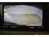 バックモニター付き。車両後方の映像が画面に表示されるので、車庫入れが苦手な人も安心です。ただし、目視確認もお忘れなくお願いいたします。