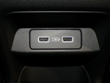 センターコンソールの後ろ側にはUSBチャージャーを配置。後部座席の人も手軽に充電できます。