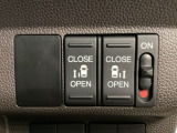 リアドアは乗り降りに便利な両側電動スライドドアです。また運転席に座っていながらスイッチ操作で自在にスライドドアを開け閉めできます。