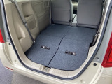 リアシートを前に倒せば荷室容量倍増!天井高・低床設計なので、高さのある荷物や重たい荷物も積み込みやすいですよ。