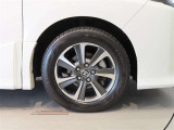 純正のアルミホイール装着車です。タイヤサイズは205/60R16です。