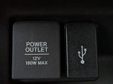 USBポート&12V電源ソケット付き。ドライブ中の充電にも対応できる便利な装備です。