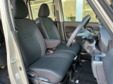 広い室内は、大人二人が前の座席にすわっても余裕があります!シートの柔らかさと質感もちょうど良く、サイドエアバッグとカーテンエアバッグまで付いています!ぜひ一度すわってみて下さい!!