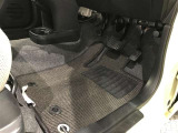 内装工程では、中古車を気持ちよくお乗りいただけるよう清掃しております。シートの洗浄はもちろん、ニオイの元となるフロアカーペットまで洗浄・消臭を実施。