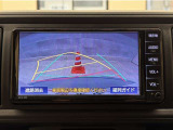 バックガイドモニター付きです。車の後方に小型カメラが付いており、バックする際の後方の様子をモニター上に表示します。