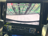 【バックカメラ】駐車時に後方がリアルタイム映像で確認できます。大型商業施設や立体駐車場での駐車時や、夜間のバック時に大活躍!運転スキルに関わらず、今や必須となった装備のひとつです!