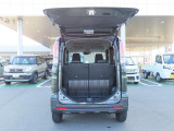 バックドアは上開き跳ね上げ式で、開口も広め!スムーズな荷物の出し入れでアウトドアも楽しくなりそう♪