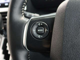ステアリングスイッチ付き。前方から目を離すことなく操作することが可能です。