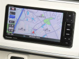 【7インチ】目的地を設定すれば、初めての場所でも簡単に行くことが出来ます。(音楽だって聴けちゃいます。)今や欠かせないアイテムですね。カーナビと共に楽しいカーライフを送って下さい!