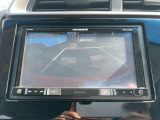 バックモニター装備。画面にて後方の確認が行えるので、バック駐車や車庫入れの際には重宝します。車の運転に慣れない方でも安心のガイドライン表示機能付。