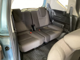 【3列目シート】しっかりした厚みの有るシートになりますので長い時間のドライブでも安心してお乗り頂けます♪