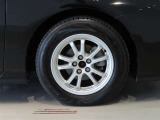 純正のアルミホイール装着車です。タイヤサイズは195/65R15です。