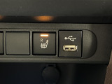 ディスプレイオーディオへのUSB接続ポートは、シートヒーターコントロールスイッチと一緒に並んでいます!