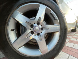 ●純正18インチアルミホイール:輸入車ならではの卓越した走りを支えるホイールと足回りです!日本車の走りに慣れている方にもぜひ体感して頂きたいほど、高いレベルでまとまっています!