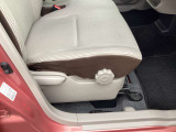 シートリフターが装備されていますのでお好みのシートの高さが調整できます。