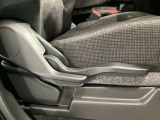運転席にはドライバーの体型や好みに応じて前後方向だけでなく、高さの調整ができるシートリフターを装備!