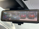 インテリジェントルームミラーは後席の人やヘッドレスト、荷室に積んだ荷物などで後が見にくい時でも、車両後方のカメラ映像をミラー面に映し出すので、いつでもクリアな後方視界が得られます。