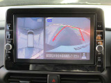 アラウンドビューモニターも装備しております。ご覧のように車体を真上か見たような映像なので、車庫入れの苦手なお客様ももうご心配いりません。