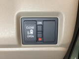 左側電動スライドドアは運転席からでも操作ができるように、ハンドル付近に開閉の操作スイッチが付いています。